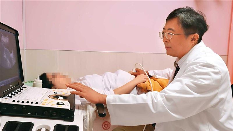 名醫性騷亂開藥　亞大醫院：摸胸腿很正常