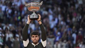 ▲西班牙名將艾卡拉茲（圖）8日逆轉擊倒義大利球王辛納，衛冕法國網球公開賽男單冠軍。（圖／美聯社／達志影像）