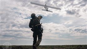 俄烏戰爭開打3年多，烏克蘭安全局（SBU）主導的「蜘蛛網行動」（Operation Spiderweb）歷時一年半籌備，出動117架無人機奇襲俄羅斯大成功。圖為烏軍發布的蜘蛛網行動相關畫面。（圖／翻攝自烏克蘭國安局臉書）