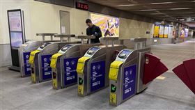 捷運閘門「貼黃色膠布」用意為何？北捷解答了 圖／翻攝自台北捷運