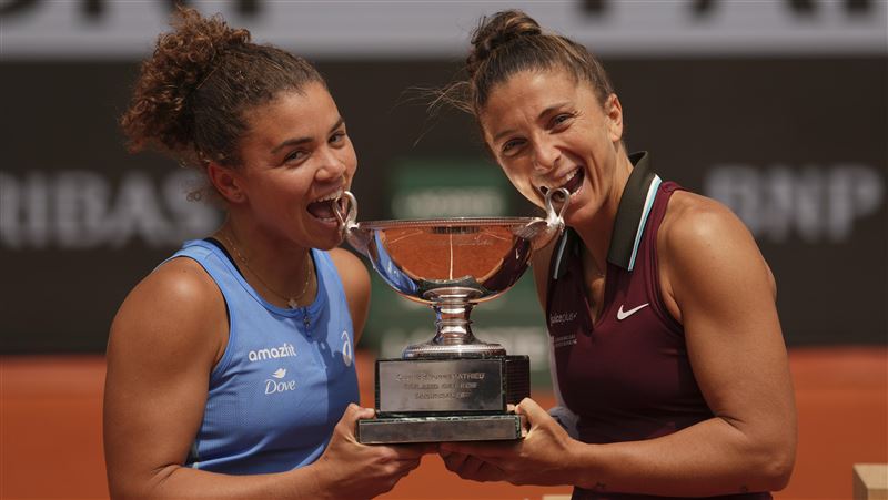 巴黎奧運女雙金牌、義大利組合鮑里尼（Jasmine Paolini）和艾拉妮（Sara Errani）奪下2人聯手的首座大滿貫女雙金盃。（圖／美聯社／達志影像）