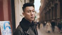 瘦子度假出意外　月底本色祭得坐著唱