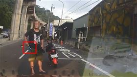陳男拿出藍波刀恐嚇。（圖／翻攝畫面）