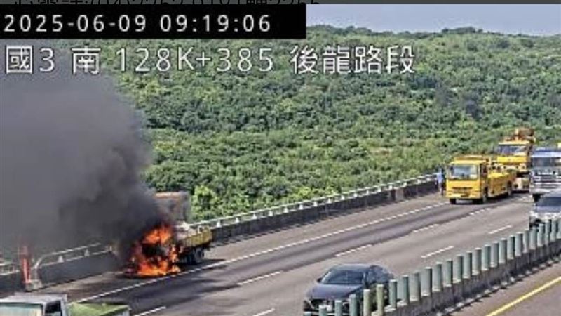 現場火燒車的情形。（圖／翻攝國道即時影像）