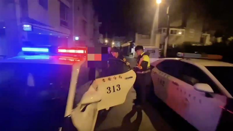 呂男把林女推入海中涉嫌殺人罪,遭警方拘提到案。(圖/翻攝畫面)