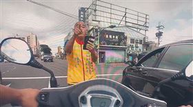 報廢賓士S系列掛C，假車牌,演員「黑支」,嗆警侵犯人權,衝突畫面曝(圖／翻攝自陳清達臉書)