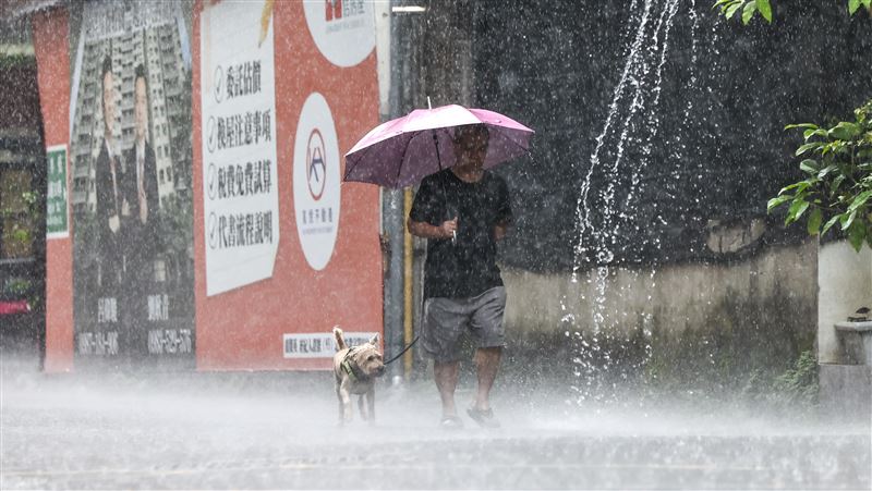 熱帶擾動水氣　吳德榮：週四起防劇烈降雨