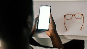 ▲警方示警，「+886」為境外來話，一定是詐騙電話。（示意圖／翻攝自unsplash）