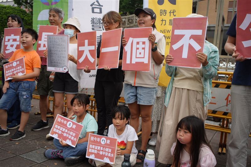  兒托法將於12日排審,時代力量、台灣綠黨、台灣基進、小民參政歐巴桑聯盟與多名家長、孩童召開記者會,喊話社會與立法院勿錯失改革契機。(圖/時代力量提供)