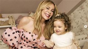 安娜·歐伯岡找代理孕母利用過世兒子的精子生下一女。（圖／翻攝自IG）