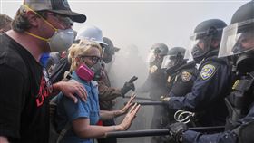 ▲此次在洛杉磯的示威者，不同於美國前總統詹森時期是被保護的角色，反之是遭到武力鎮壓。（圖／美聯社／達志影像）