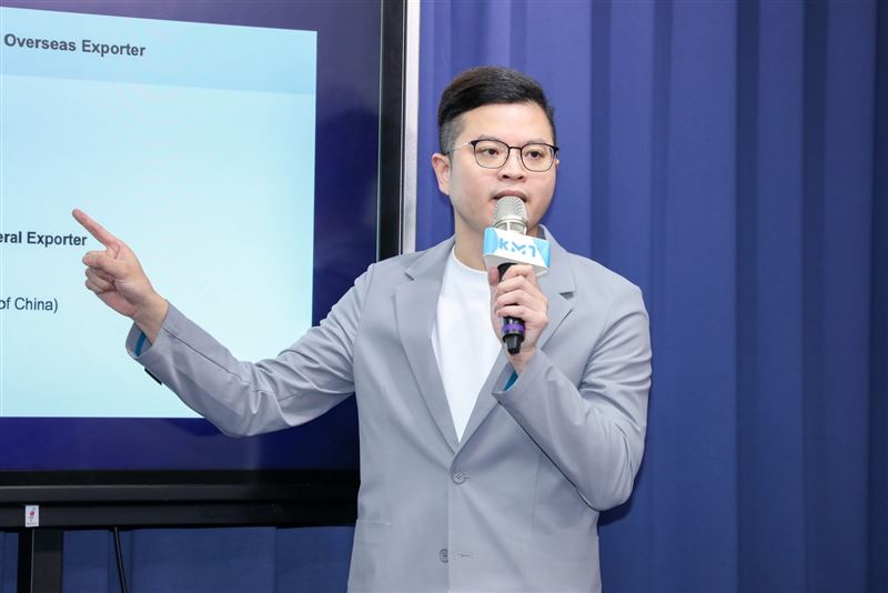 凌濤踢爆,GACC(中國海關總署)官方網站中,沈伯洋父親的「兆億有限公司」登記在案。(圖/國民黨提供)