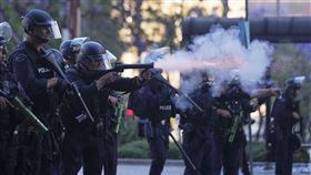 美國示威群眾與美國移民暨海關執法局（ICE）等機構的聯邦人員在加州連續2天發生衝突之後，總統川普下令派至少2000名國民兵進洛杉磯，第一批國民兵8日上午已進入洛城。（圖／美聯社／達志影像）