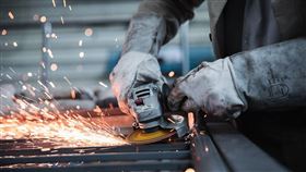 ▲傳統產業轉型面臨內外夾擊，企業急需突圍新策略，傳統大廠改革成敗關鍵，在於年輕經營者是否接班有力，謝金河呼籲企業多愛台灣、勇於變革，打造新競爭力。（示意圖／PIXABAY）