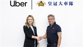 Uber宣布將併購台灣本地計程車車隊「皇冠大車隊」。圖左為Uber台灣總經理楊麗達，圖右為皇冠大車隊董事長吳俊德。（圖／Uber提供）