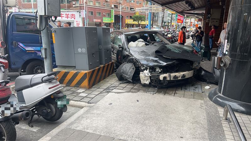 通緝犯開車撞擊變電箱後逃逸。（圖／翻攝畫面）