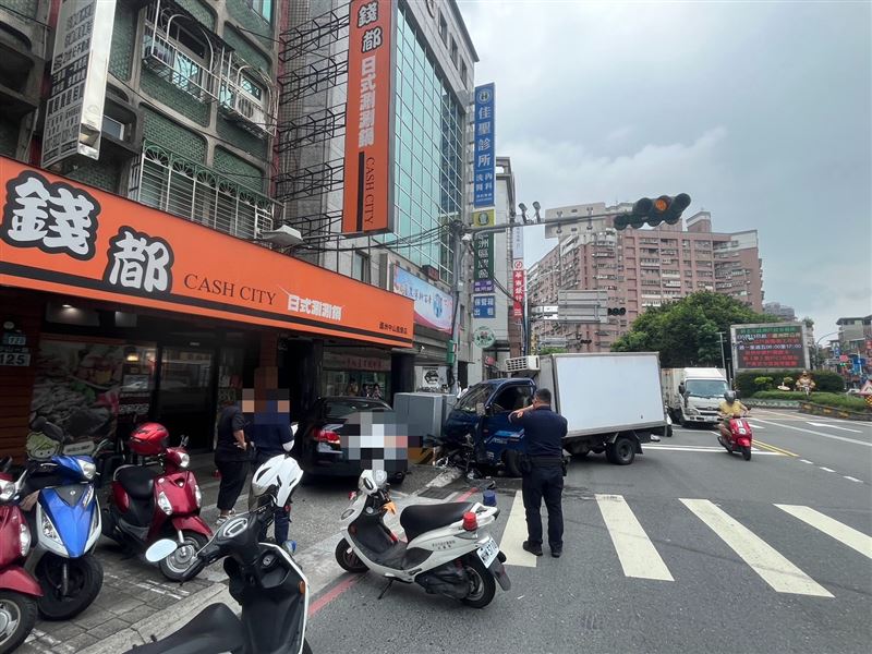 警方獲報抵達車禍現場。（圖／翻攝畫面）