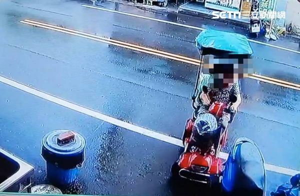 彰化阿嬤騎電動車暴走打招呼卻失控撞到路邊的車,沒想到她沒停下還肇逃。(圖/翻攝彰化人大小事)