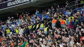 ▲足球歐洲國家聯賽冠軍賽發生嚴重事故，有球迷從看台墜落身亡。（圖／翻攝自X平台 @Independent）