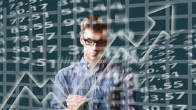 ▲台股震盪逾6千點，長期布局科技基金成投資人關鍵課題，近三年科技基金平均報酬逾六成，顯示長期持有優勢明顯，美國關稅政策擾動市場，長期創新仍是科技股核心優勢，台灣科技股具高毛利優勢，成為波動市場中的穩健選擇。（示意圖／PIXABAY）