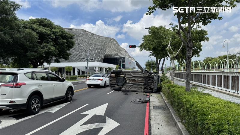 台中吳姓男子疑因疲勞駕駛開車自撞路緣,釀翻車事故。(圖/翻攝畫面)