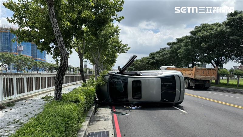 台中吳姓男子疑因疲勞駕駛開車自撞路緣,釀翻車事故。(圖/翻攝畫面)
