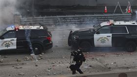 洛杉磯衝突升級！軍警對外媒記者開槍　她中彈畫面曝▲圖片描述。（圖／美聯社／達志影像）