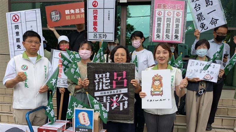 罷免呂玉玲團隊交出3591份補件連署。(圖/翻攝自桃汰廢呂threads)