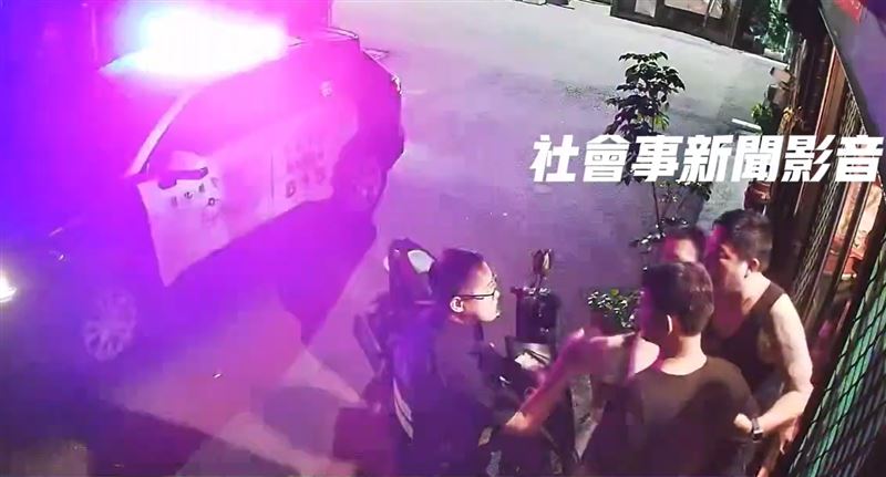 彰化警方深夜獲報有人在民宅飲酒喧嘩，員警前往勸導時竟遭醉漢反嗆「屁啦！」。(圖／翻攝自社會事新聞影音)