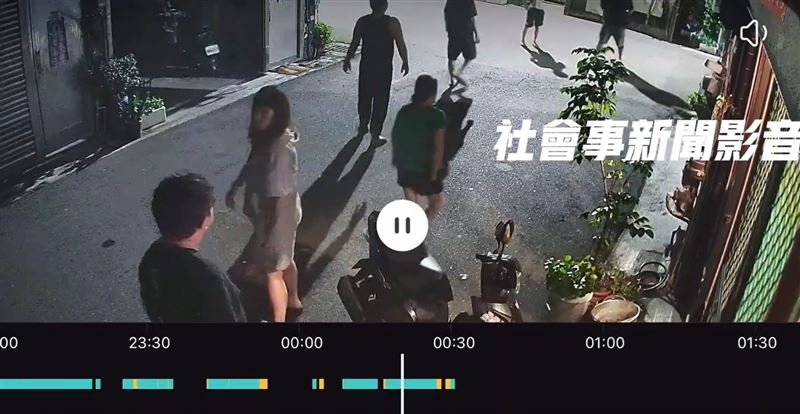 醉漢不斷言語挑釁警方，又衝上街大吼大叫。(圖／翻攝自社會事新聞影音)