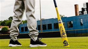 A君在上體育課期間，突然持棒球棒多次揮打正在授課的50多歲男教師B某。（示意圖／翻攝midwaysports官網）