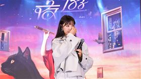 ▲丁噹在台上感性落淚。（圖／相信音樂提供） 