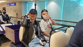 i-dle 4名成員稍早抵達台灣，步入桃機。（圖／桃園機場記者聯誼會提供）