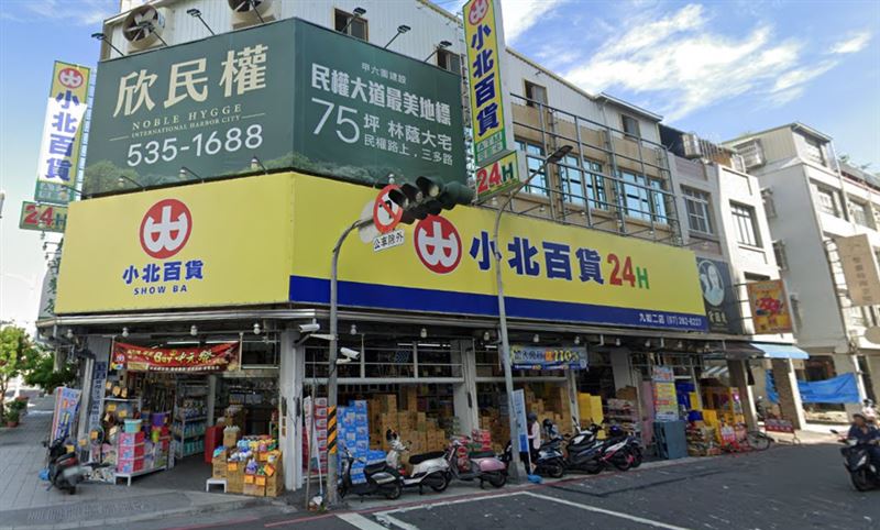 位在高雄的小北百貨開出200萬發票獎項，中獎者花了79元買東西。（圖／翻攝自Google街景）