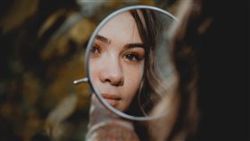 「8大苦命臉」特徵曝光。面相,照鏡子,（示意圖／Unsplash）