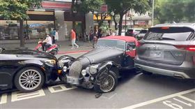 Morgan Plus Four，不明原因失控打滑，撞上停等紅燈的賓士車和Infinity休旅車的車禍事故現場。（圖／翻攝畫面）