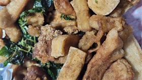 原PO吃鹽酥雞驚見蝸牛。（圖／翻攝自《爆怨公社》）