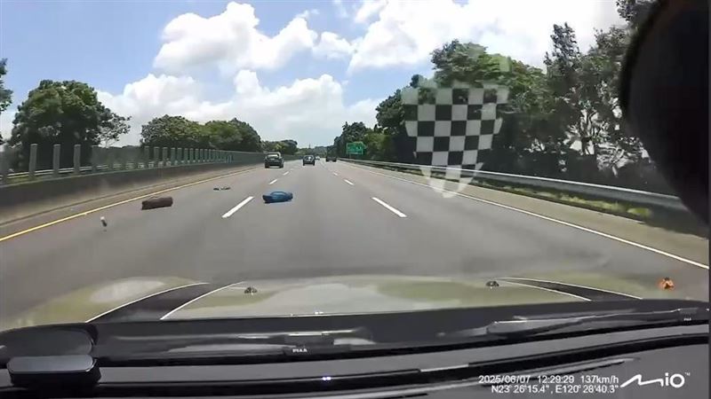 車廂內的物品全部散落在車道上。(圖/翻攝畫面)此外,另依《道交條例》規定:「車輛載運物品應嚴密覆蓋、捆紮牢固,避免滲漏、飛散、脫落、掉落,如有違反規定將處汽車駕駛人新臺幣三千元以上一萬八千元以下罰鍰,若因而肇事致人重傷或死亡,亦將吊扣或吊銷駕照