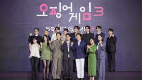 ▲《魷魚遊戲》主演群上排由左而右為盧載沅、梁東根、李陣郁、任時完、姜河那、魏嘏雋、朴成焄、李大衛；下排由左而右為曹柔理、朴珪瑛、李政宰、導演黃東赫、李炳憲、康愛心與蔡菊姬。（圖／Netflix提供） 