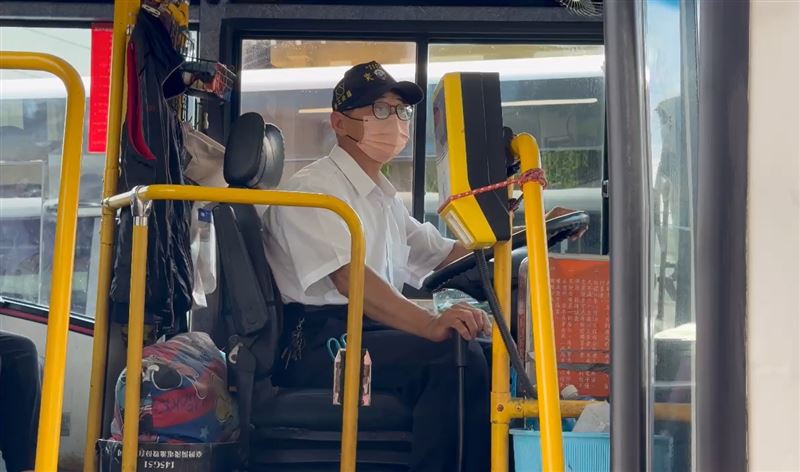 公車司機天天多等5分鐘，讓留校自習的國三生能搭上末班車順利返家。(圖／翻攝畫面)