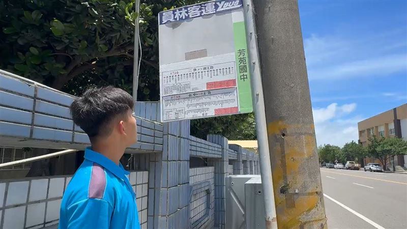 偏鄉公車司機超暖　每晚等國三生搭末班車