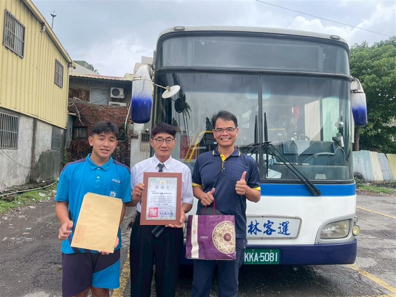 畢業前夕，芳苑國中校長(圖右)帶歐同學到員林客運二林站，向每天載他回家的公車司機致謝。(圖／翻攝自芳苑國中臉書)