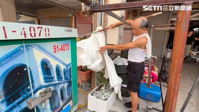 洗衣店老闆否認8日偷水,稱是棉被掉了才會被監視器拍下該畫面。(圖/翻攝畫面)