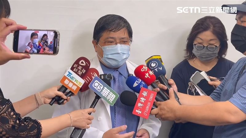 洪啟庭醫師指出，若出現飛蚊症請提早就醫。（圖／記者洪正達攝影）
