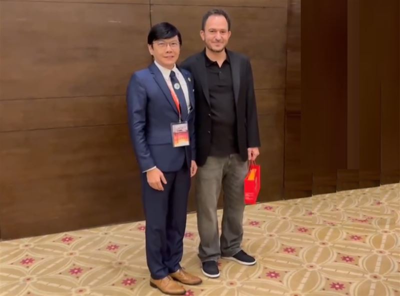 台灣柔術總會理事長蔡坤龍(圖左)與約旦王子H.H. Prince Hussein Bin Nasser Mirza(圖右)相見歡,以柔術運動體現國民外交。(圖/台灣柔術總會提供)