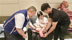 ▲台灣體操好手曾為聖帶著愛女拜會宏道基金會董事長林鴻道。（圖／宏道基金會提供） 