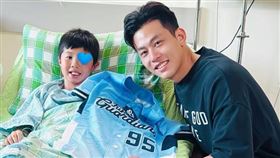 ▲富邦悍將捕手戴培峰趁著球隊休兵，特別來到醫院探望受傷的小球迷。（圖／翻攝自富邦悍將粉專） 