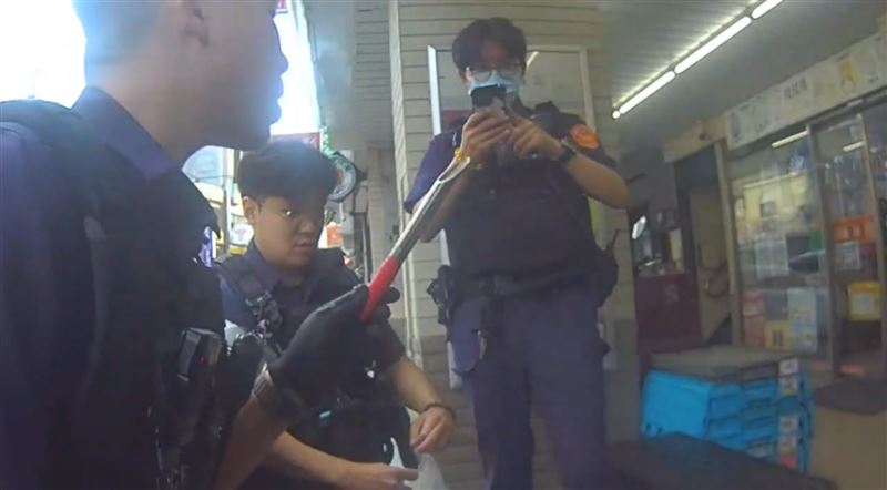 江男持削尖鐵管傷人,造成一人氣胸、一人臉傷。(圖/翻攝畫面)