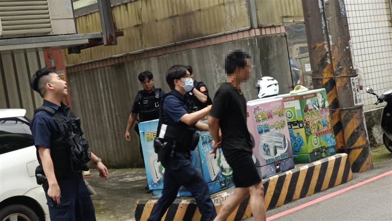 新/桃園男討500元債 遭鐵管「刺進胸口」