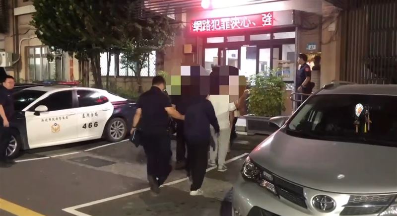 八里區某超商發生砍人事件,員警將砍人者等四名共犯查緝到案。(圖/翻攝畫面)